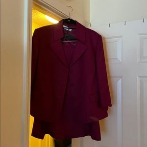 Brand new TAHARI Suit